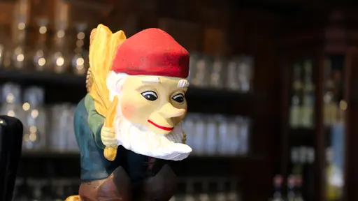 Détail de la pompe à bière Chouffe avec la figurine du lutin Marcel au bar du restaurant La Petite Fontaine à Achouffe