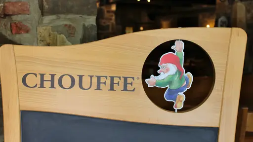 Le menu du restaurant La Petite Fontaine propose des moules-frites avec de la bière Chouffe au fût