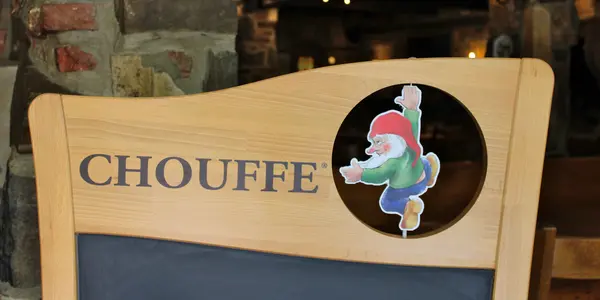 Le menu du restaurant La Petite Fontaine propose des moules-frites avec de la bière Chouffe au fût